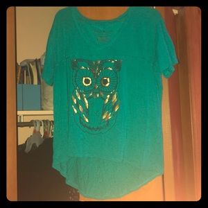 A blue/green owl with golden feathers shirt